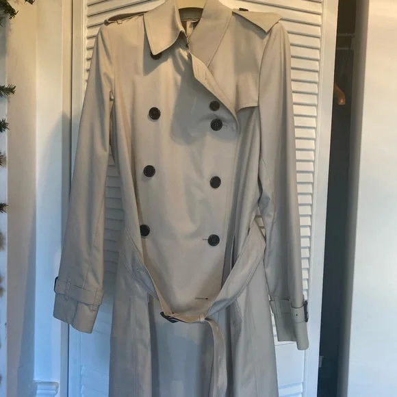 New, never worn. Women's Classic Burberry trench coat - size 8 US - Picture 6 of 12